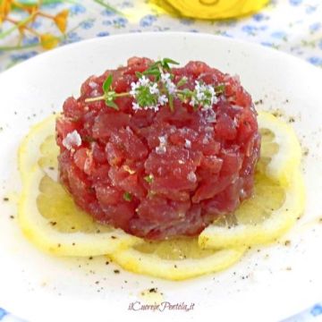 Tartare di tonno con salsa agli agrumi con giardiniera di cetrioli e menta