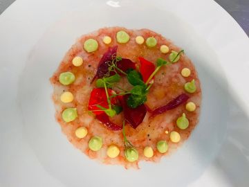 * Carpaccio de camarón rojo de Mazara con salsa de aguacate