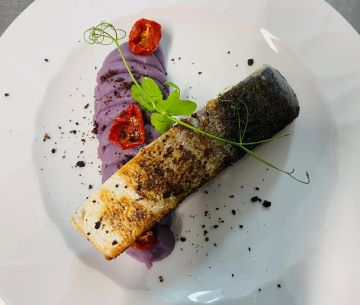 Filetto di ricciola in doppia cottura con purea di patate, pomodoro confit e crumble di olive taggiasche