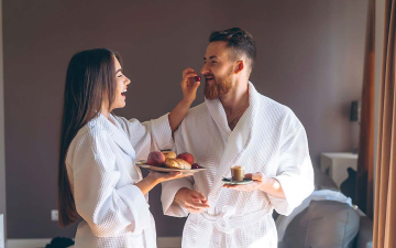 Pareja relajándose en el spa panorámico Aqva di Venere en el Resort Venere di Erice en Sicilia