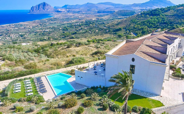 Piscina exterior panorámica del Resort Venere di Erice con vistas al mar de Sicilia occidental
