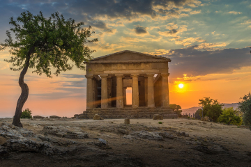 Tempio dorico di Segesta con colonne integre e scenario delle colline - Sicilia occidentale