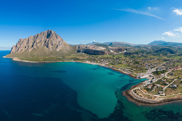 Baia Cornino: guida completa alla spiaggia tra mare cristallino e la natura del Monte Cofano