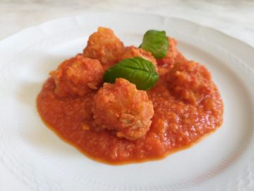 Biglie di tonno con riduzione di pomodoro aromatizzato al finocchetto selvatico