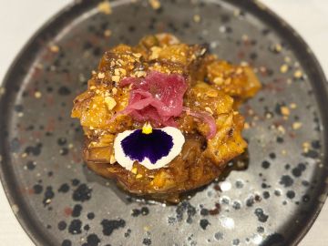 Caponata siciliana con polvere di cacao