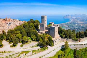 Borgo medievale di Erice con vista sulle strade acciottolate e panorama sul Golfo di Cornino