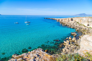 Cala Rossa a Favignana con acque turchesi e scogliera di calcarenite bianca - Isole Egadi