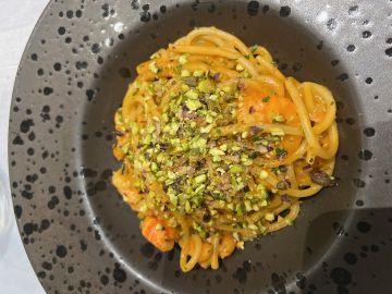 Spaghettone con gamberi, lime e polvere di pistacchio