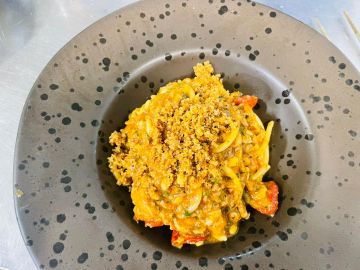 Spaghettoni al ragù di triglie, con finocchetto selvatico e mollica “atturrata”