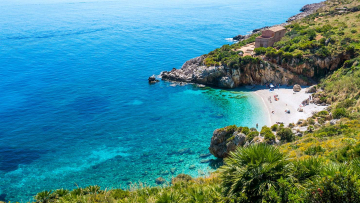 Sentiero costiero della Riserva dello Zingaro con vista sulle cale e mare turchese