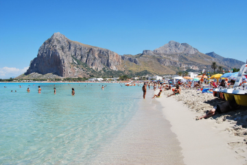 Spiaggia di San Vito Lo Capo con sabbia bianca e Monte Monaco - Sicilia occidentale