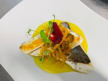 Filetto di spigola con peperoni saltati al miele e vellutata di patate allo zafferano